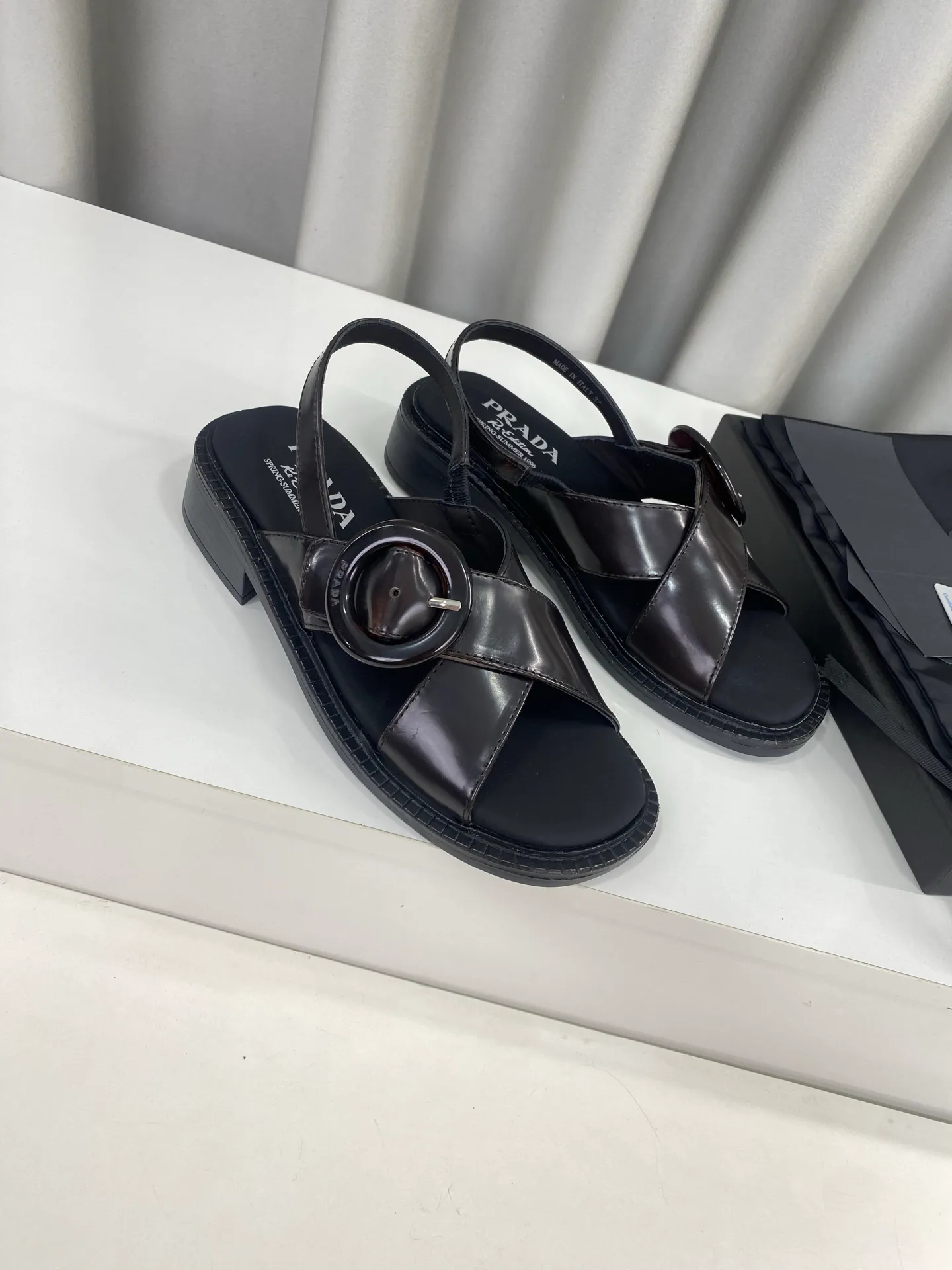 💕💕Factory direct selling price p500💕💕 Prada 25ss spring and summer new style cross thick heel sandals ☑️ Many Internet celebrity fashion bloggers are planting grass. Summer must-have sandals. Retro fashionable and avant-garde soles with uppers make the whole pair of shoes light and comfortable. Satisfy the various choices of fashionable people of different styles. The upper feet are very comfortable. The iconic metal triangle logo matches the shape of ancient beach sandals. Every design is fashionable ▪Upper: Made of original imported cow patent leather ▪Inner foot pads: sheepskin ▪Sole: Original customized rubber outsole ▪Size: 35-40 (customized for 40 yuan, non-refundable)